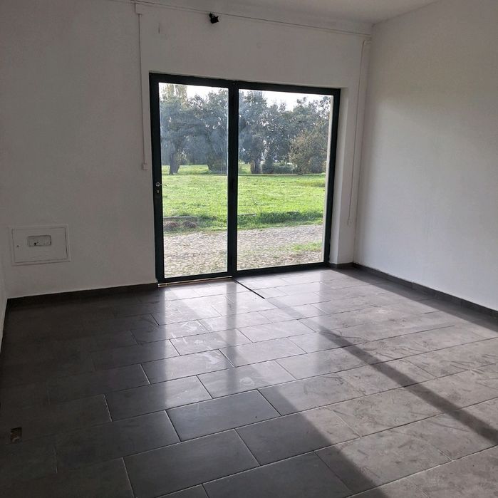 Alugo loja na Malagueira