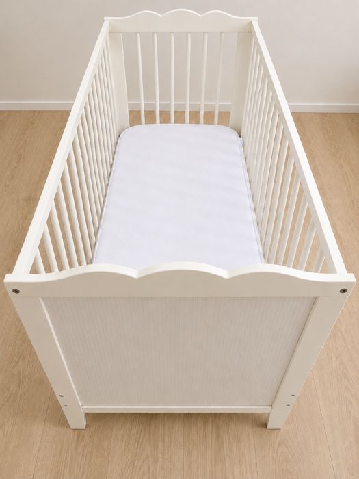 Cama de bebe com colchao IKEA