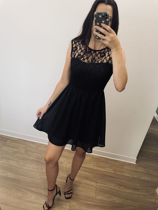 Czarna sukienka z koronkowym dekoldem