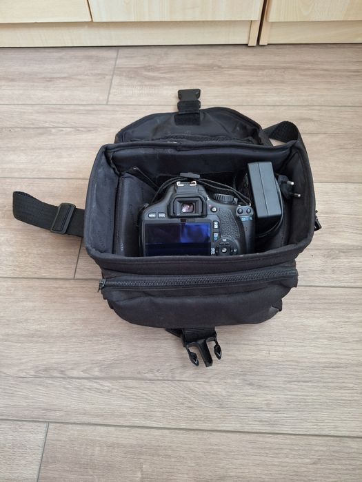 Canon EOS 550D + Obiektyw 18-55mm + Pokrowiec + Ładowarka + Instrukcja