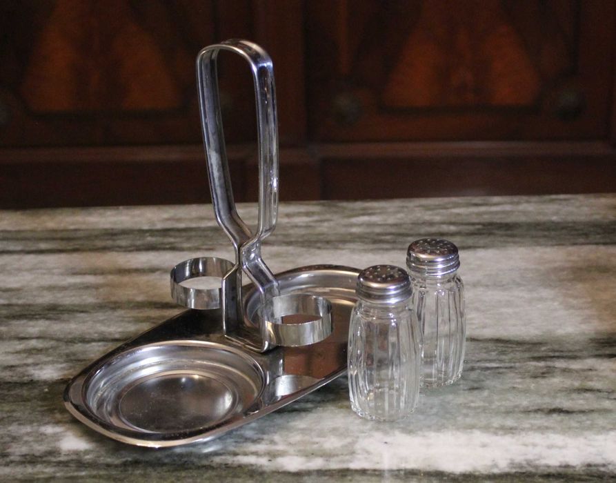 Galheteiro vintage em inox, com um design funcional e clássico.