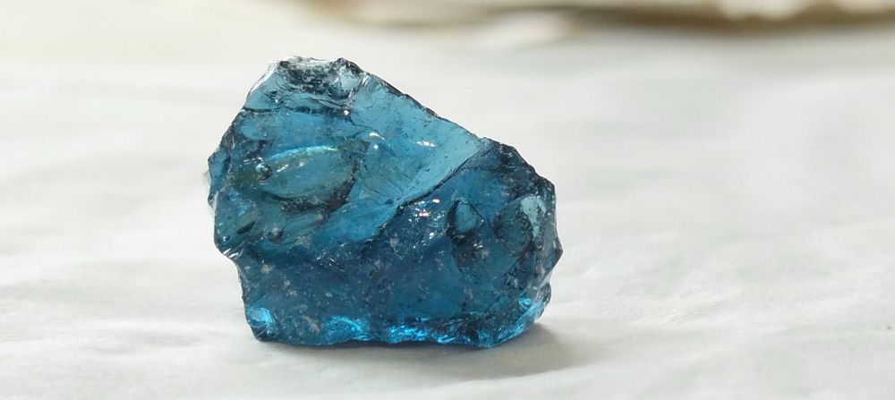 Mineral azul em estado bruto