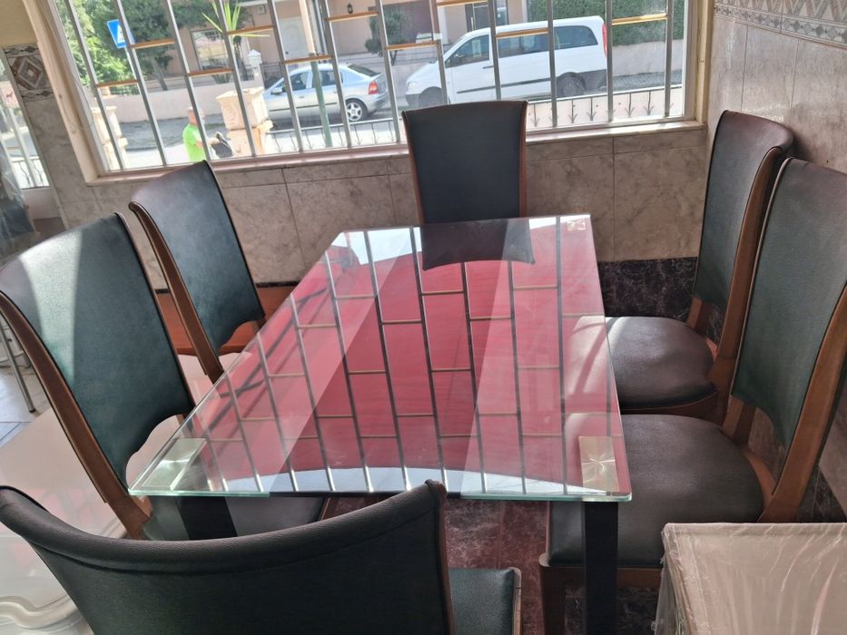 Mesa de jantar com 6 cadeiras.