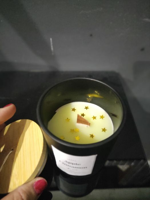 Vela aromática em recipiente cerâmico preto com tampa