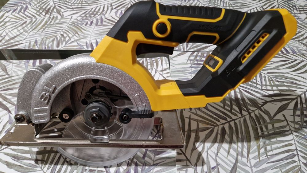 Piła tarczowa akumulatorowa do drewna.
