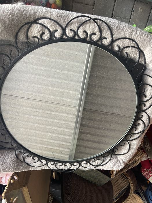 Lustro okragle w metalowej ramie