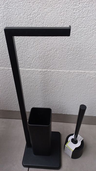 Stojak czarny metal na papier i szczotkę wc łazienka