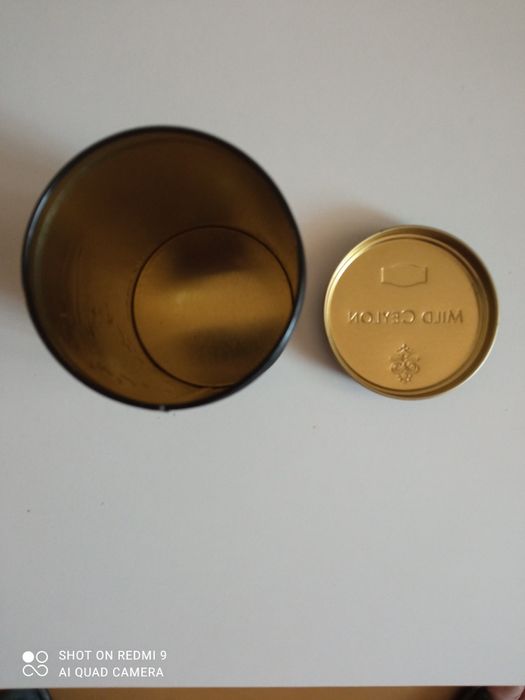 Металлические банки из под чая и печенья.