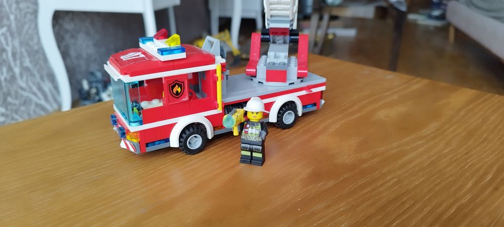 Sprzedam LEGO City 60107 Wóz strażacki z drabiną