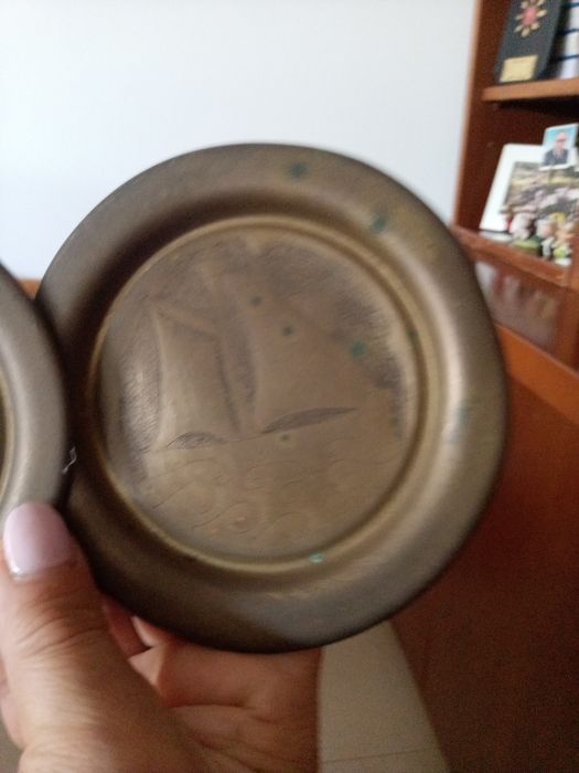 Dois pratos metálicos com diam. 15 cm