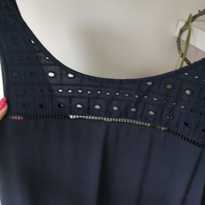 Długa granatowa sukienka maxi Plus Size z wycięciem