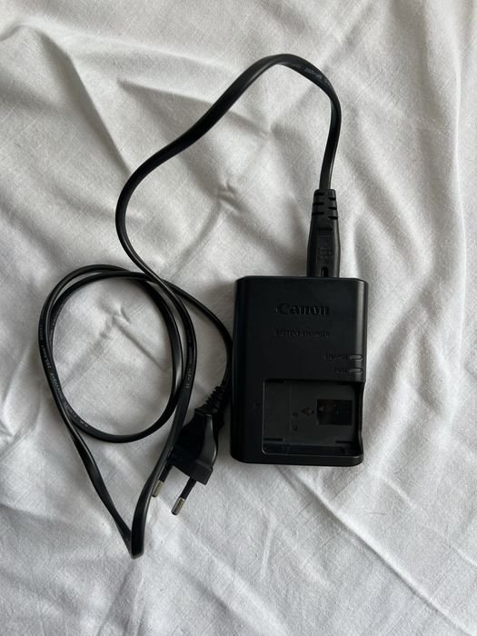 Câmara Canon EOS 100D + 2 objetivas + carregador + mala