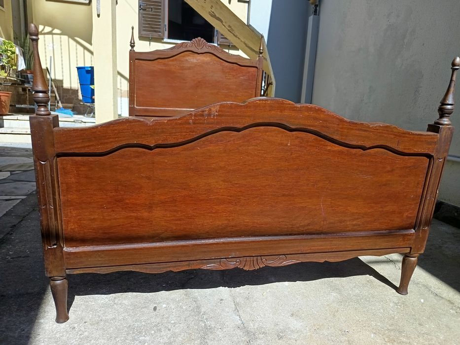 Cama de solteiro em madeira vintage