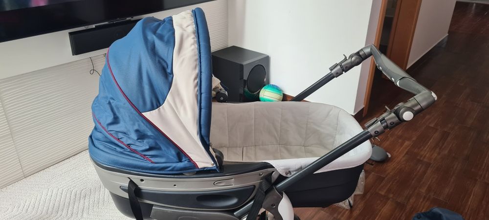 Carrinho de passeio com alcofa e ovo