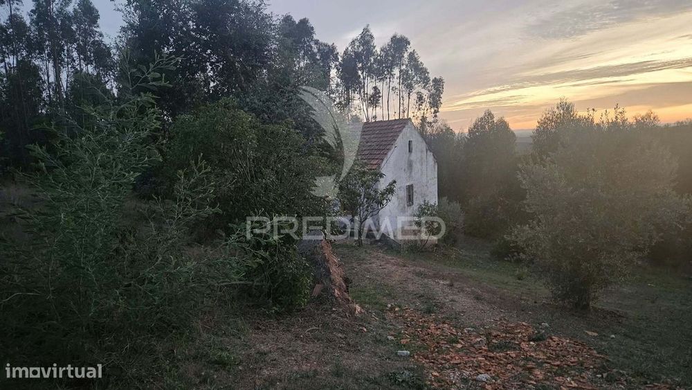 Pequena casa no campo