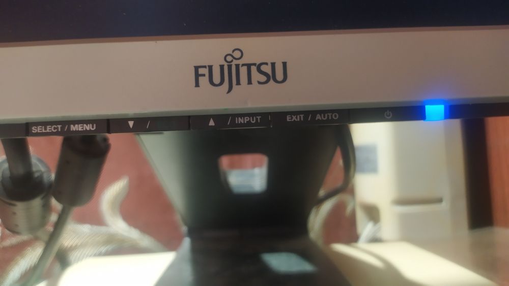 Монітор 19 дюймів.