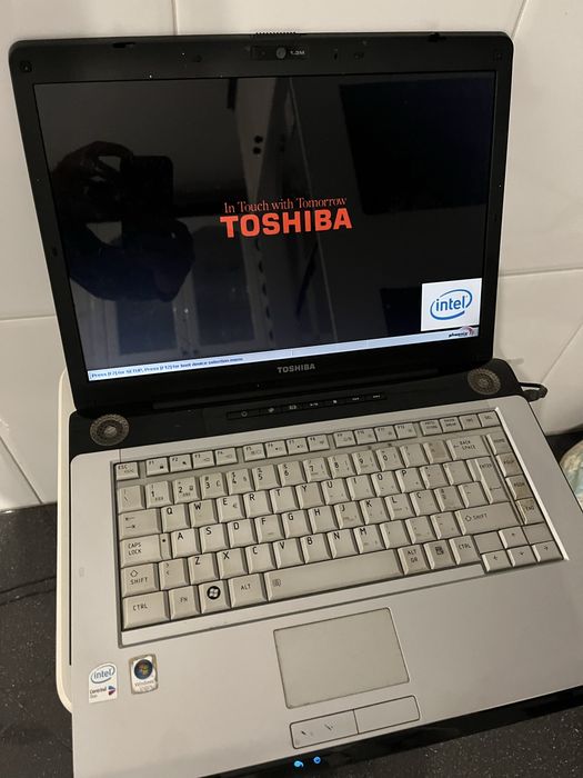 Computador portátil Toshiba A200-1EK a funcionar