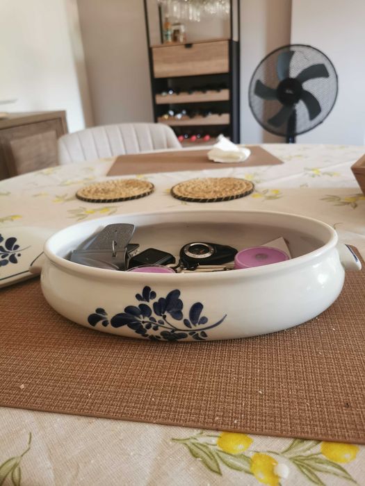 Terrina oval em tons de azul pintada à mão