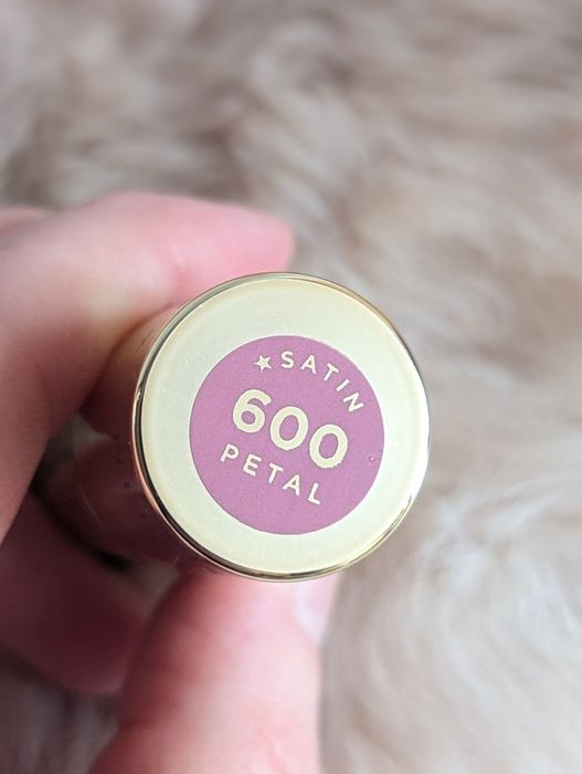 Kremowa pomadka Eveline Celebrity Lips Satin nr 600 Petal