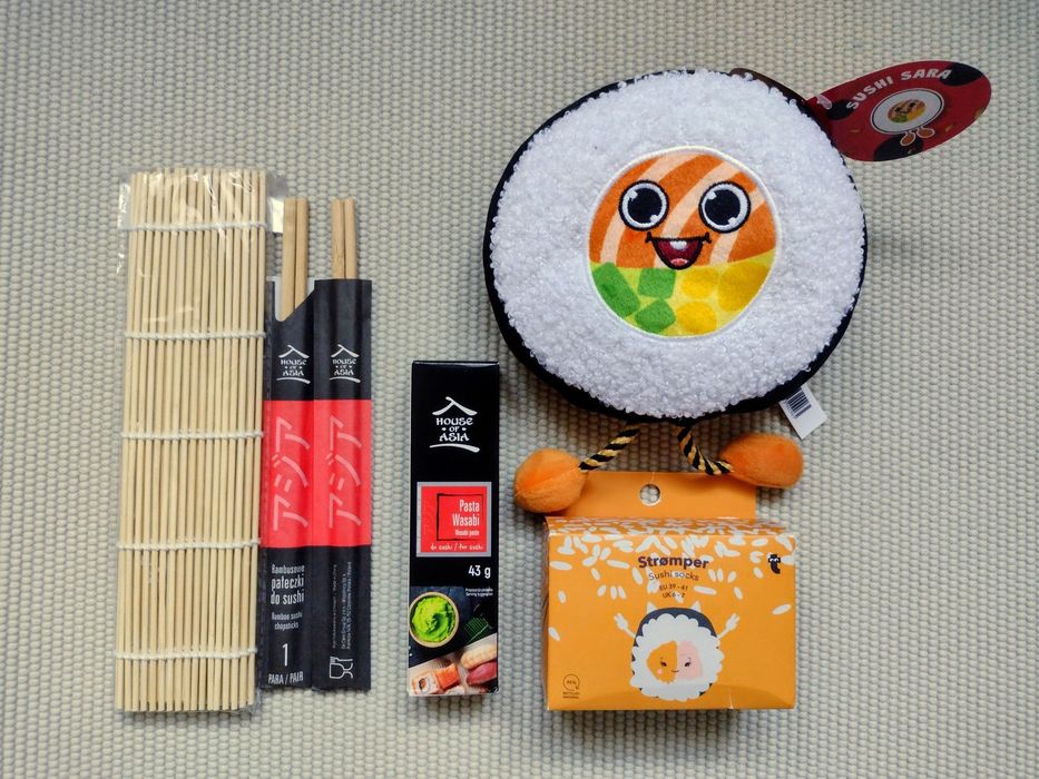 Zestaw do sushi maskotka pluszak sushi roll wasabi mata pałeczki skarpetki