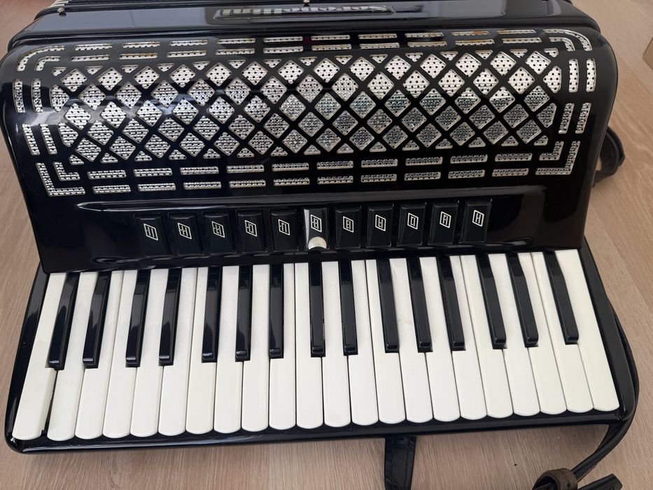 Serenellini 96 baixos / 37 teclas