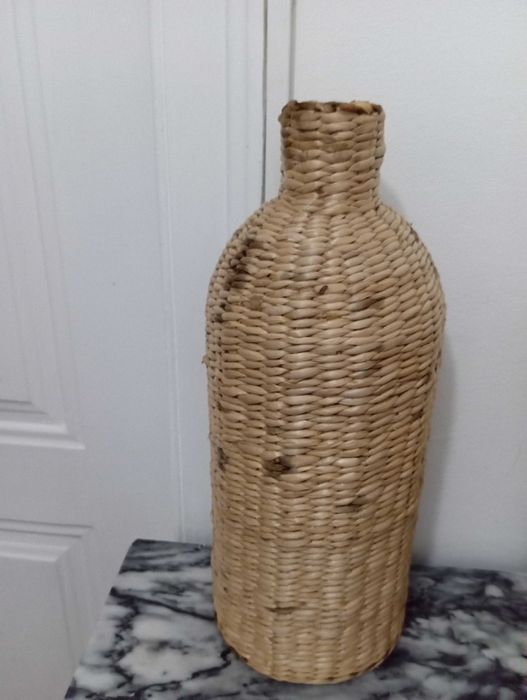 Jarra decorativa em vime
