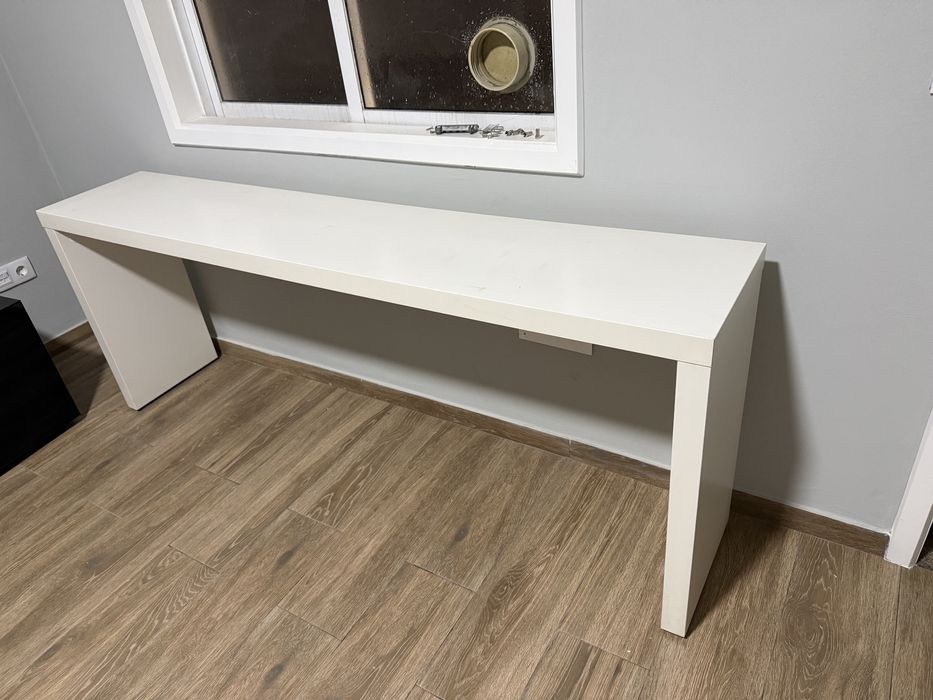 Mesa de apoio de 2 m de comprido com rodas