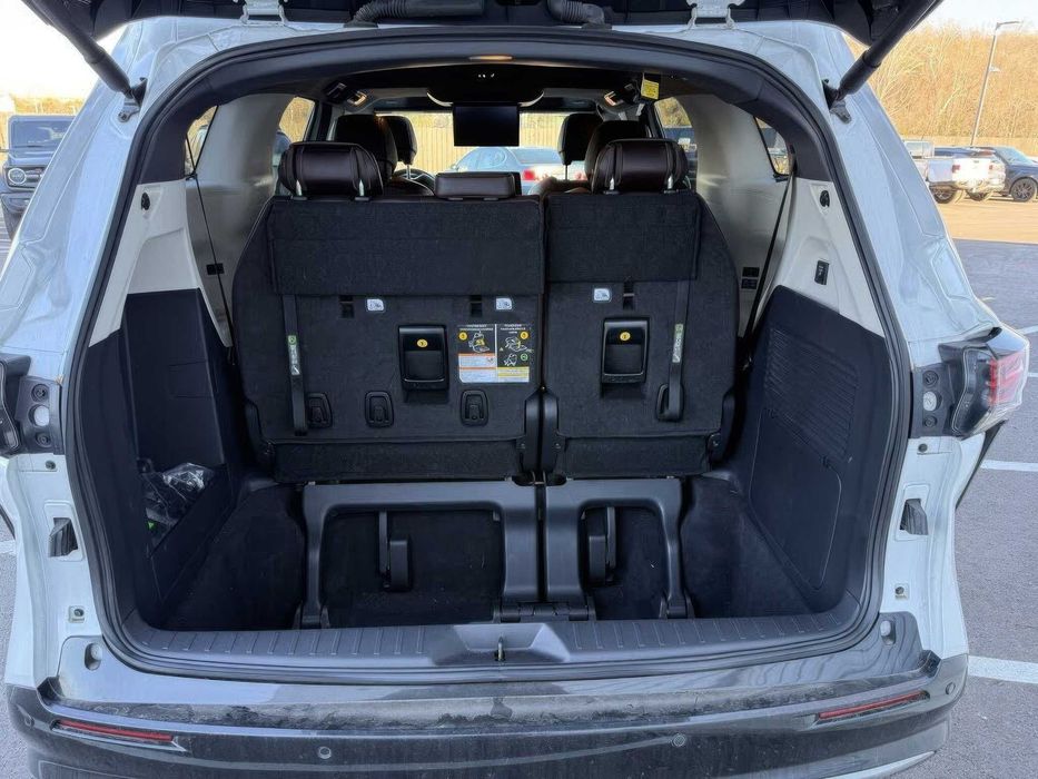 Toyota Sienna Platinum 7-Passenger      2023