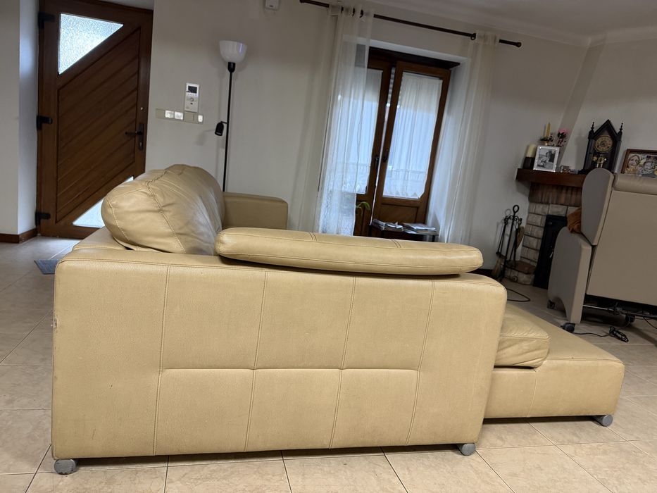Sofá em pele bege com chaise longue – 275 cm