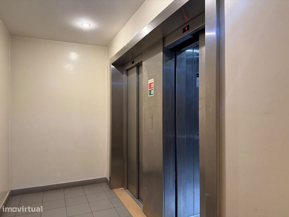 Apartamento T2 com Varanda e Garagem em Telheiras