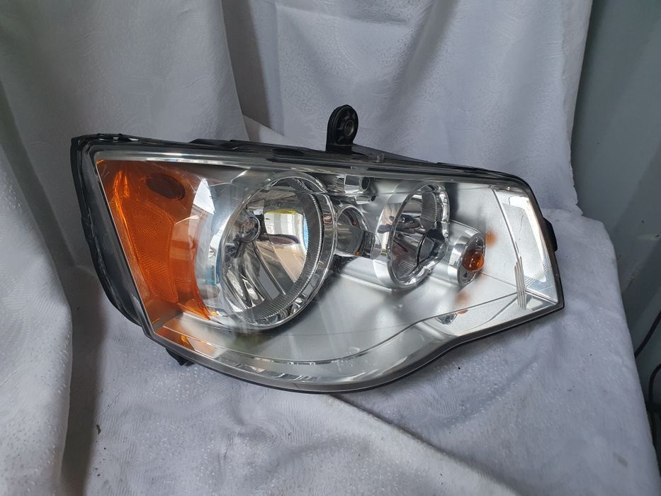 Lampa prawa przednia Chrysler Grand Voyager przód
