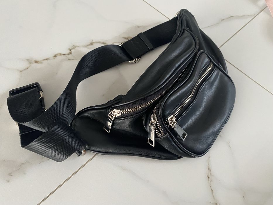 Czarna damska  nerka ze srebrnymi zamkami