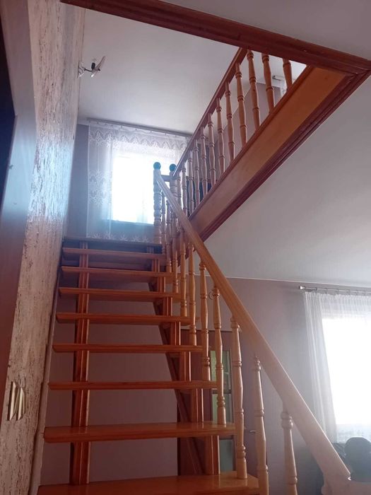 Zdemontowane schody drewniane z poręczą i balustradą