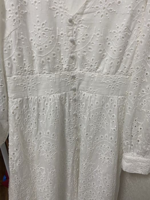 Біла сукня міді з прошви