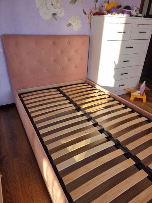 Ліжко 120/200 -спальне місце. В гарному стані. Матеріал велюр.