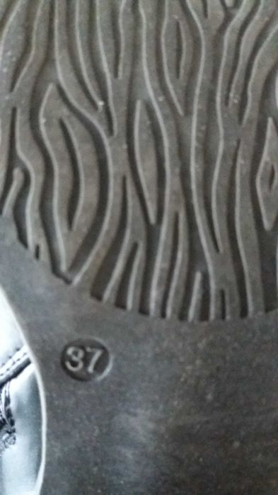 Botas pretas de cano médio