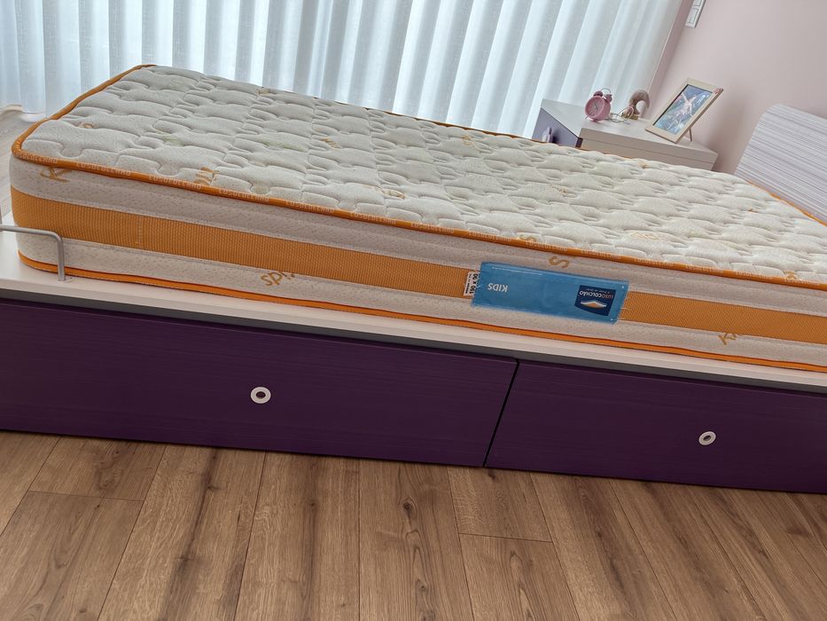 Cama de solteiro , colchão e edredão