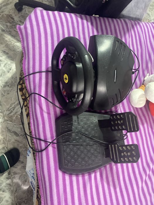 Volante com pedal ja usado alguns riscos mas bom