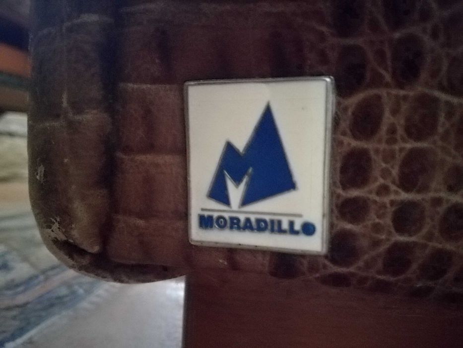 Sofá de 3 lugares em pele e tecido da marca Moradillo