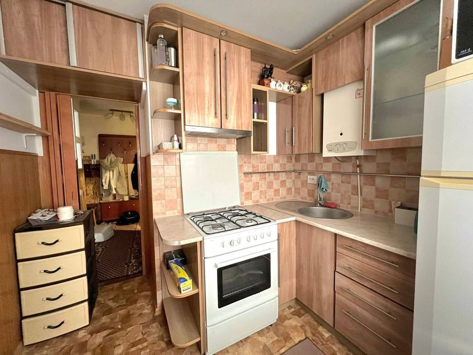 Продам 2-кім квартиру на другому поверсі