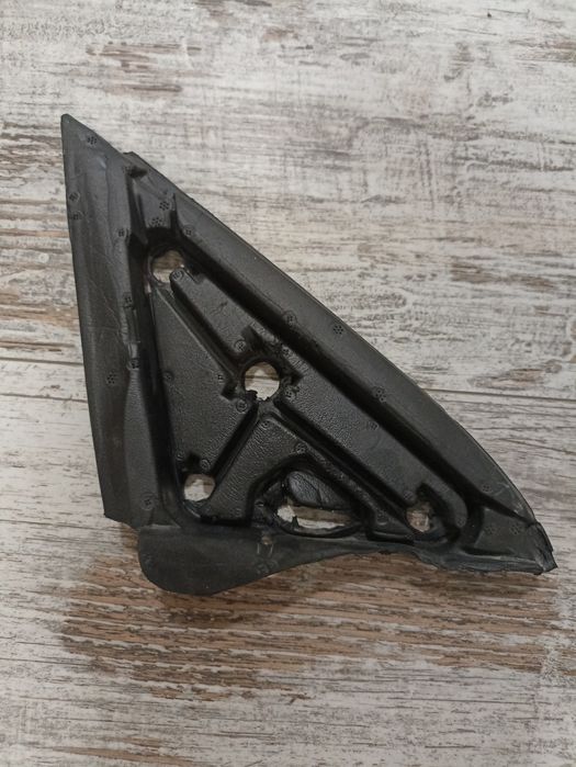 Прокладка-уплотнитель крепления левого зеркала Джетта 6