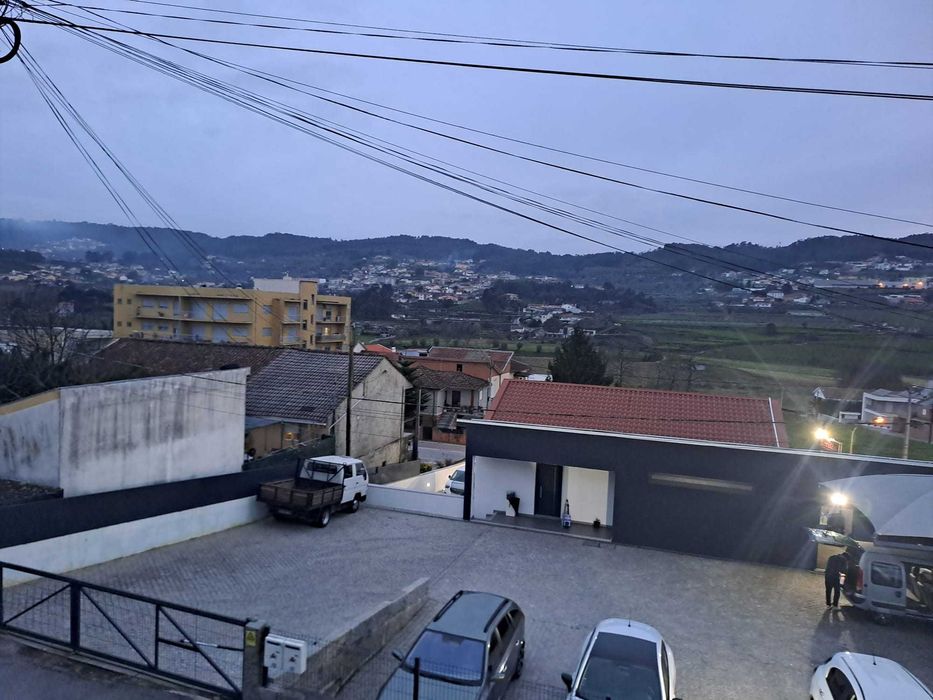 Moradia T3 em pedra azul junto a estrada Termas de S. Vicente-Penafiel