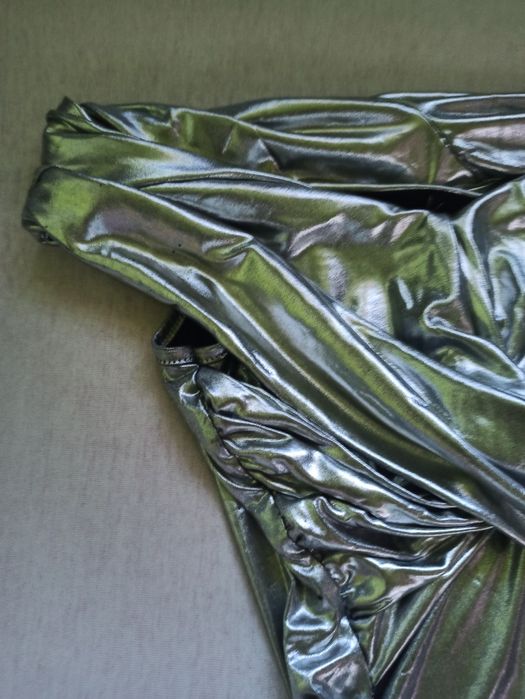 Srebrne błyszczące body damskie ze śliskiego materiału