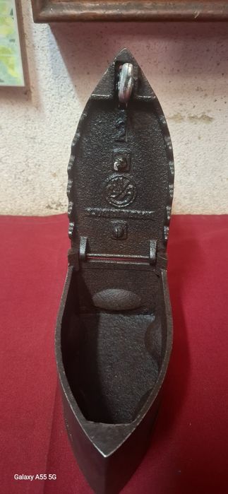 Antigo ferro de engomar