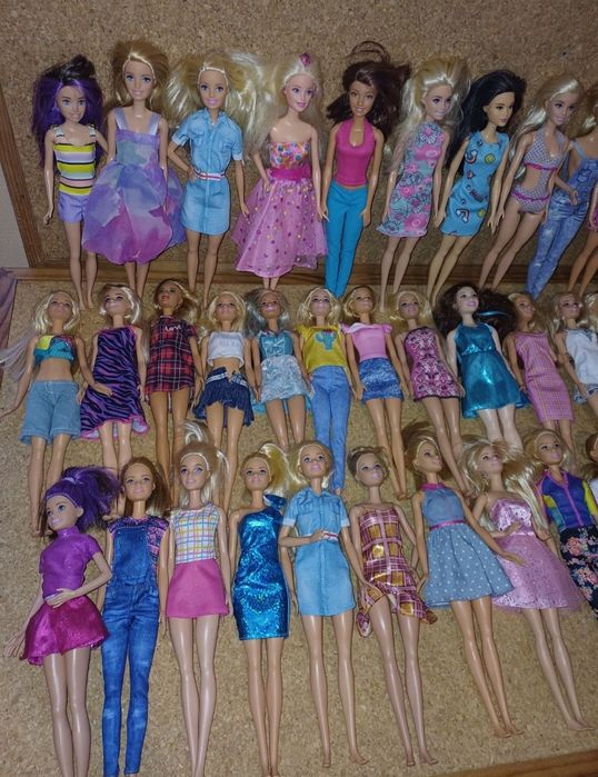 Barbie com roupa. 
Mattel. 
Cada boneca = 8€