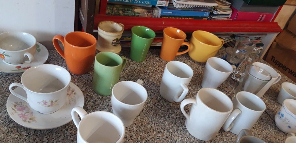 Conjunto de Chávenas e Canecas Diversas