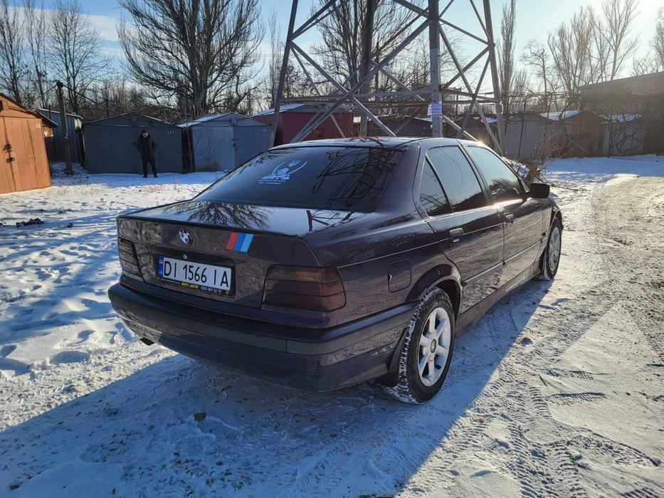 Продам BMW 3 1.8