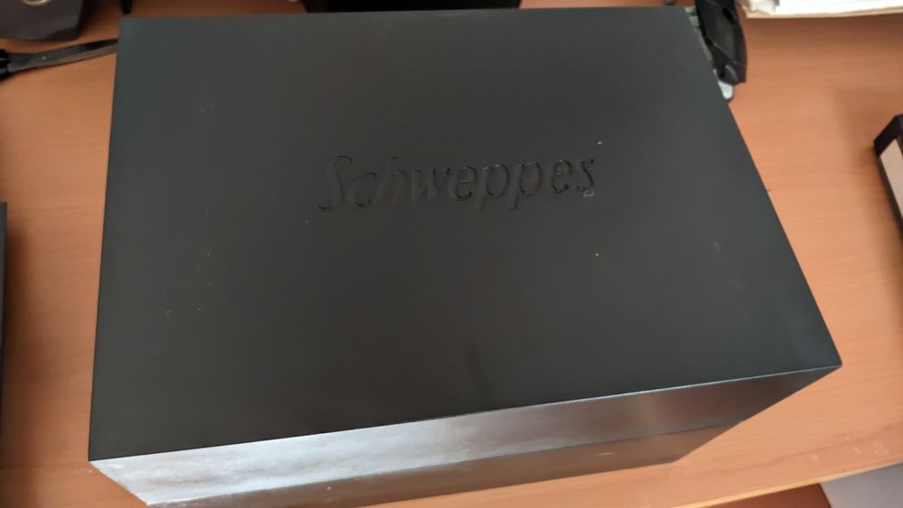 Caixa Schweppes preta