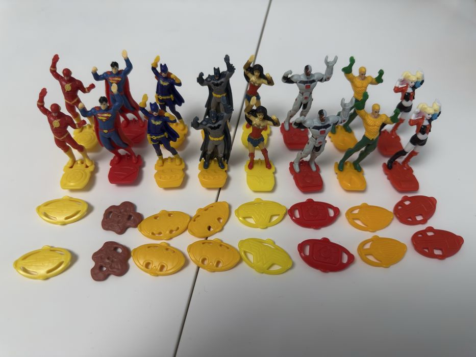 Колекційні фігурки DC супергероїв з Kinder Surprise - 2 колекції