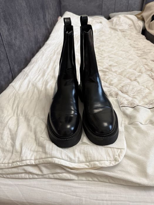 Взуття жіноче та чоловіче